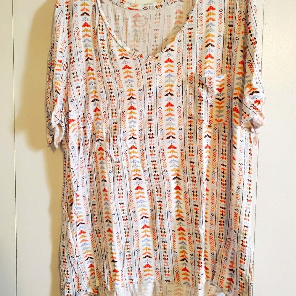 V-neck pocket tee